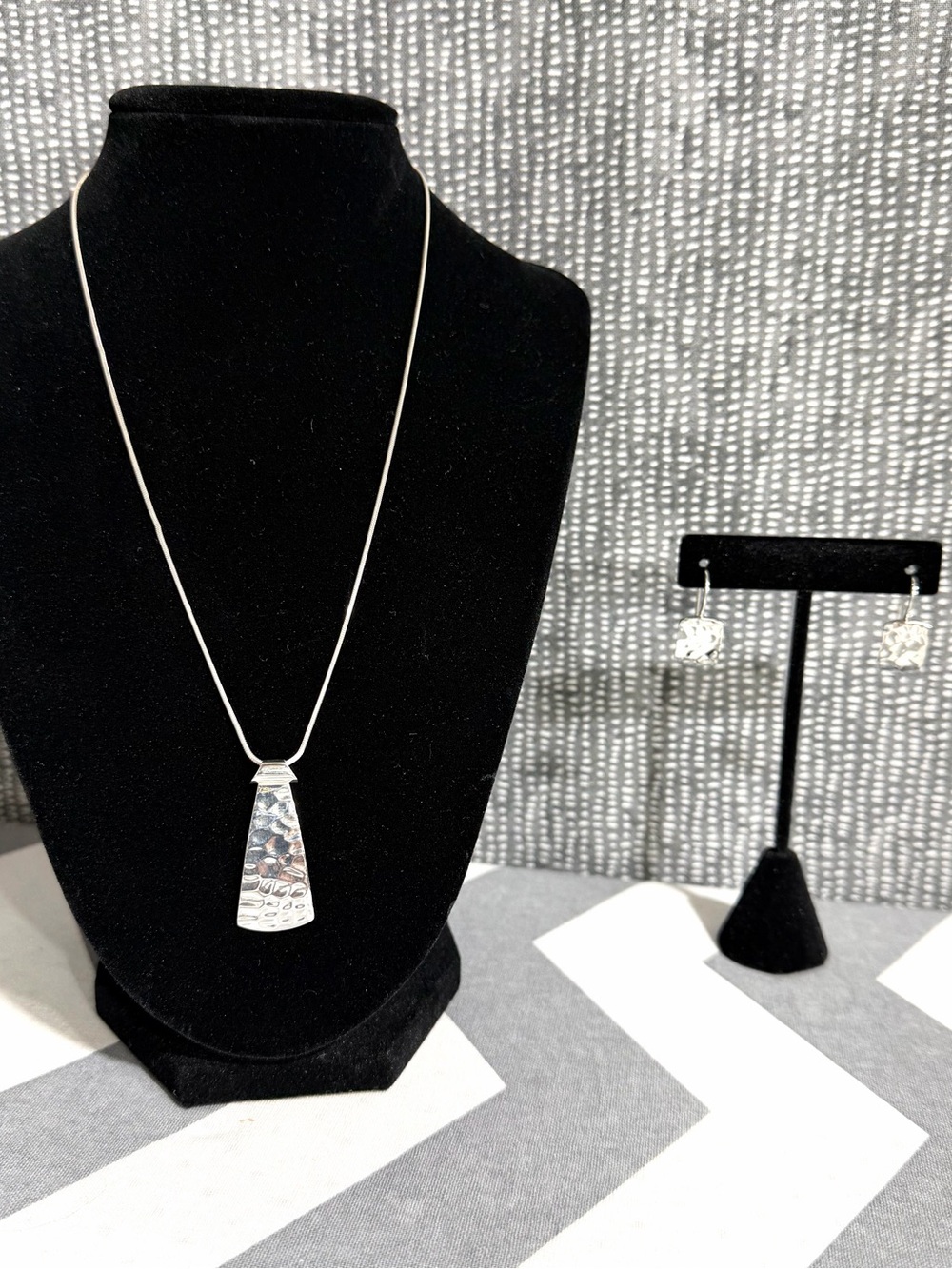 Silpada Hammered Silver Pendant Necklace and Earrings Set - Picture 3 of 14